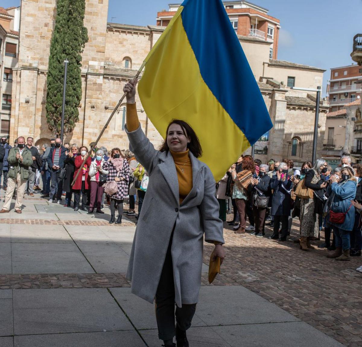 Una ucraniana residente en Zamora porta la bandera de su país. | Emilio Fraile