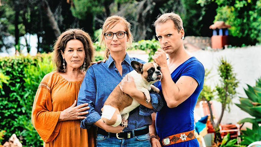 Schräge Charaktere: Apple (Nadja Uhl)  mit Hund, Ex-Hippie Ingrid (Hannelore Elsner), Transvestit Tina (Hinnerk Schönemann)