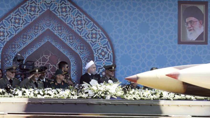 Un misil pasa frente al presidente iraní durante un desfile militar.