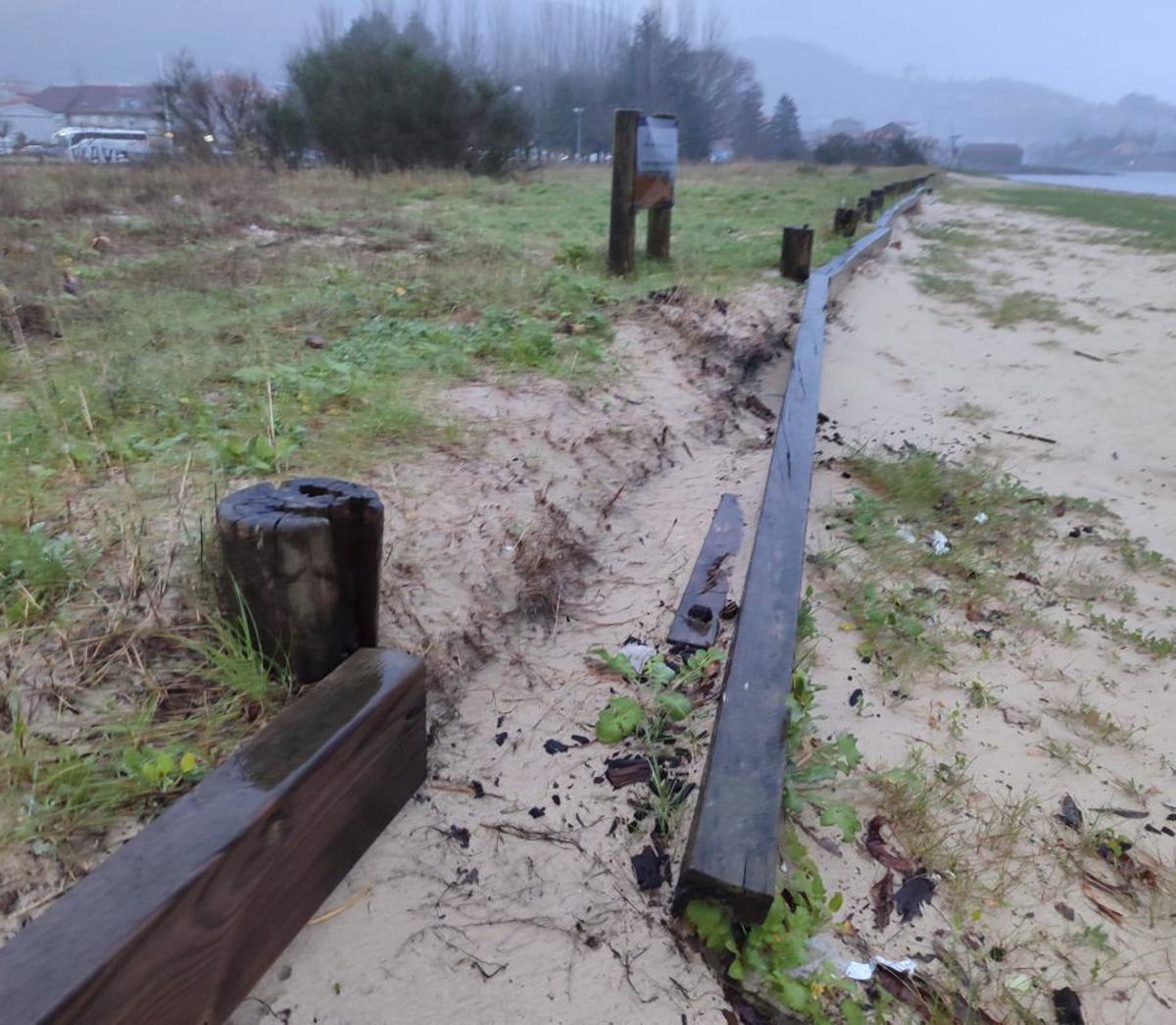 Maderas del perímetro dunar de A Xunqueira, destrozadas. | S.Á.