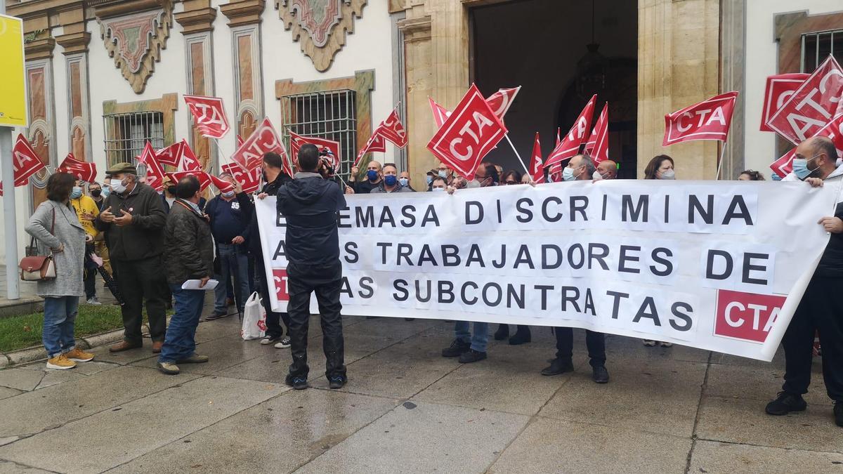 Los trabajadores han protestado a las puertas del Palacio de la Merced.