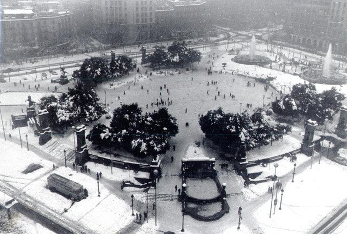 La Navidad de 1962 fue la más blanca de la historia de Barcelona. Durante el día 25 de diciembre nevó todo el día, con mayor o menor intensidad, y en Sant Esteve la ciudad amaneció cubierta por un manto de nieve, que en algunas zonas alcanzó los 80 centímetros de grosor. En la imagen, el aspecto de la plaza de Catalunya.