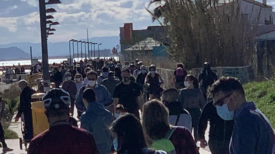 Paseantes, este domingo, en Pinedo