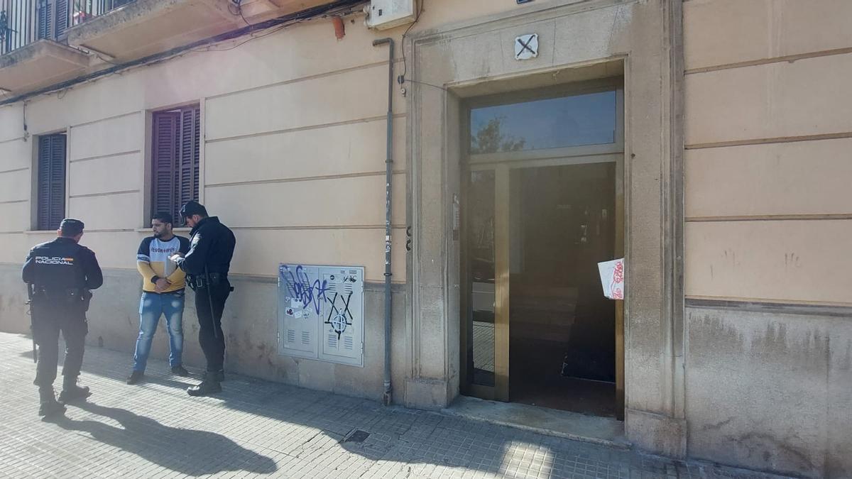 Policía frente al inmueble en el que el Patronat ha desahuciado a una familia.