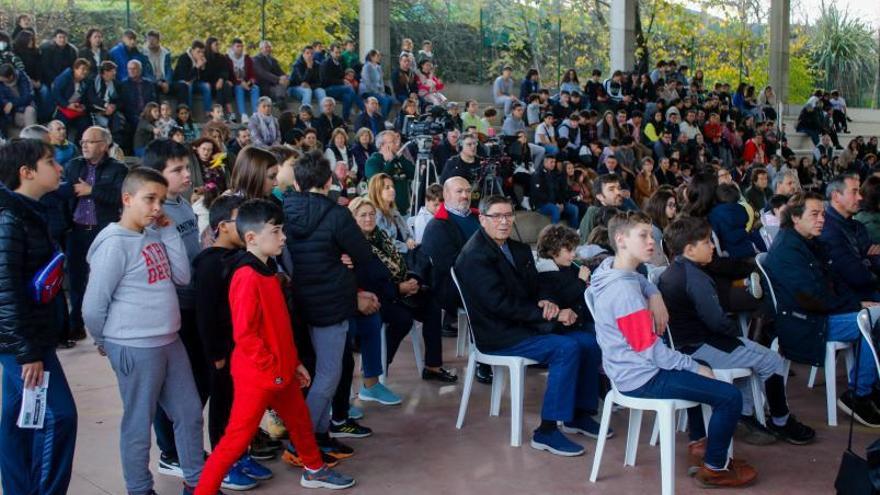 Vecinos de todas las edades llenaron la pista polideportiva cubierta del colegio de Mosteiro.  | // IÑAKI ABELLA