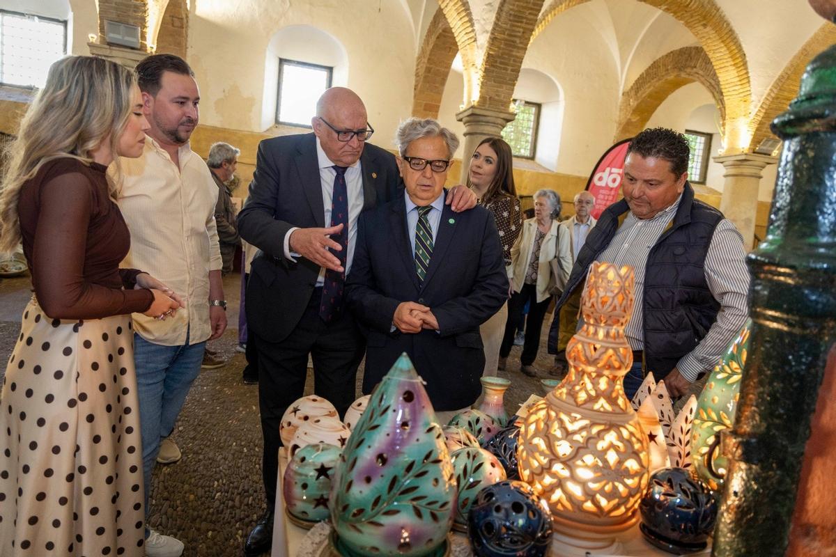 El alcalde de La Rambla muestra al presidente de la Diputación uno de los expositores.