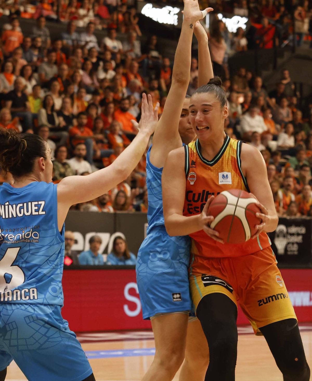 Raquel Carrera, de nuevo clave en la victoria del Valencia Basket