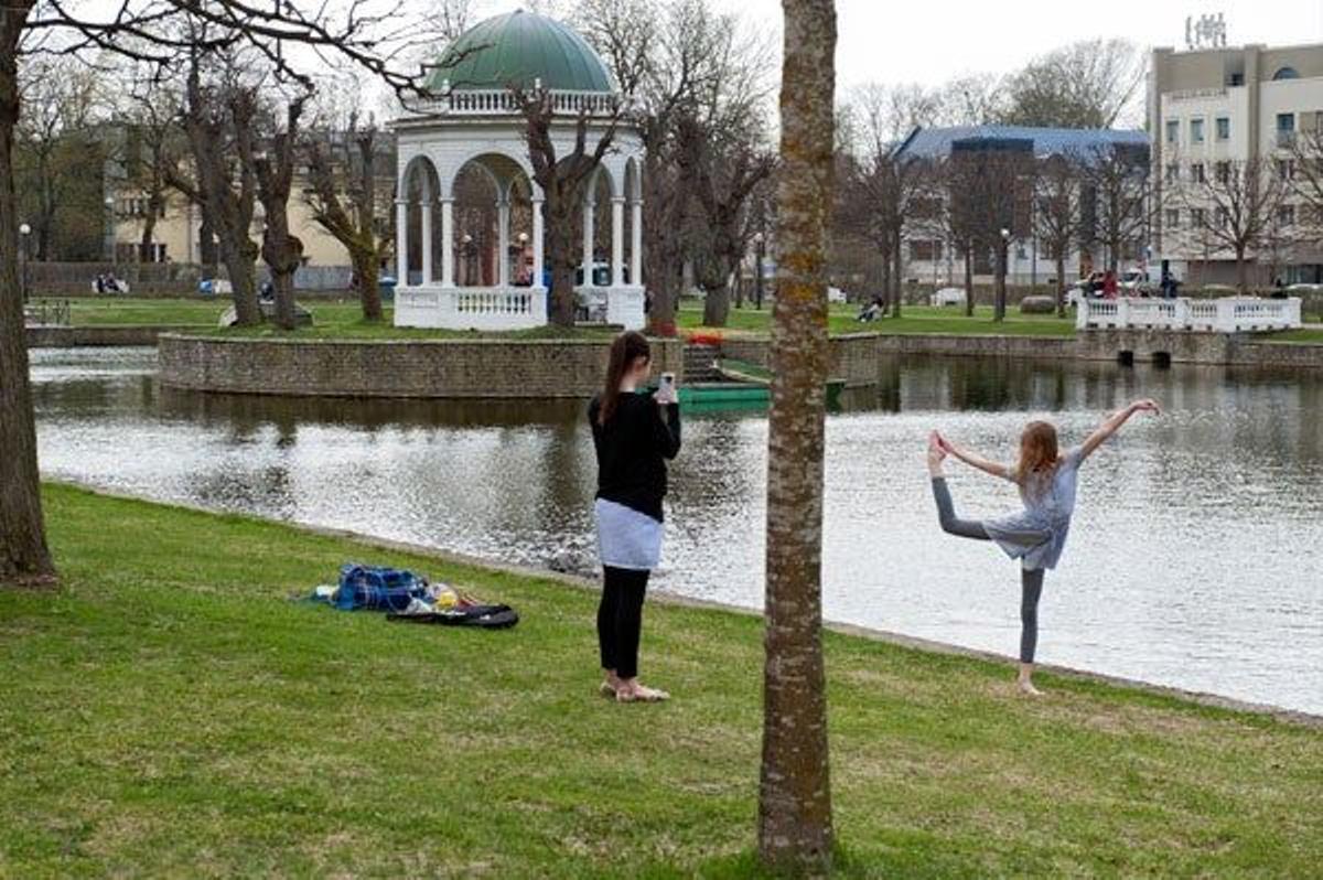 Uno de los parques que bordean el centro histórico de Tallin.