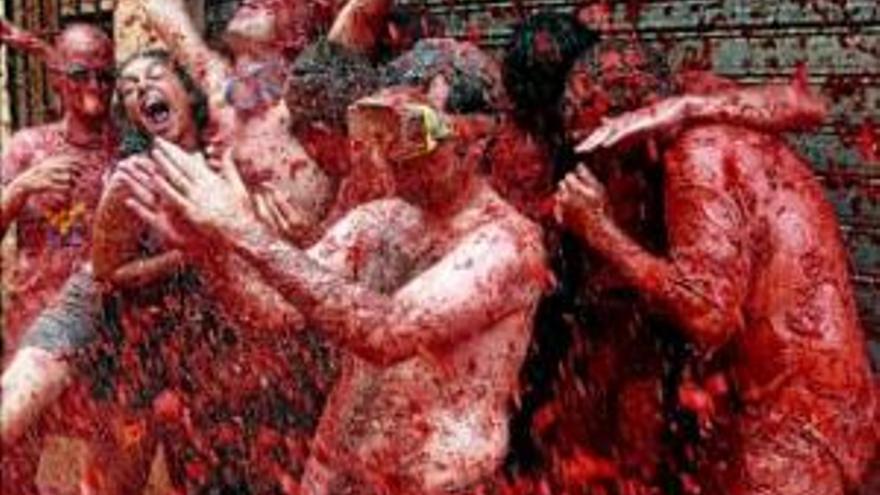 Una marea roja de 45.000 personas en la Tomatina