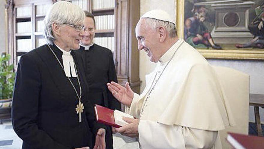 La &quot;obispa&quot; primada de la Iglesia de Suecia, Antje Jackelén, junto a Francisco, en mayo en el Vaticano.