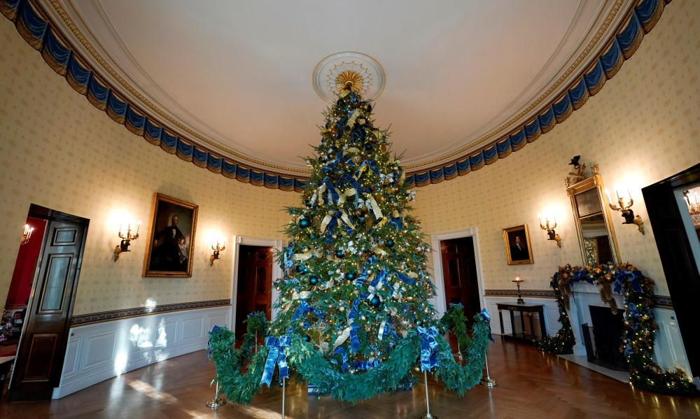 La Casa Blanca també es decora quan arriben les festes de Nadal. La primera dama, Melania Trump, és l''encarregada de mostrar als periodistes les estances decorades.