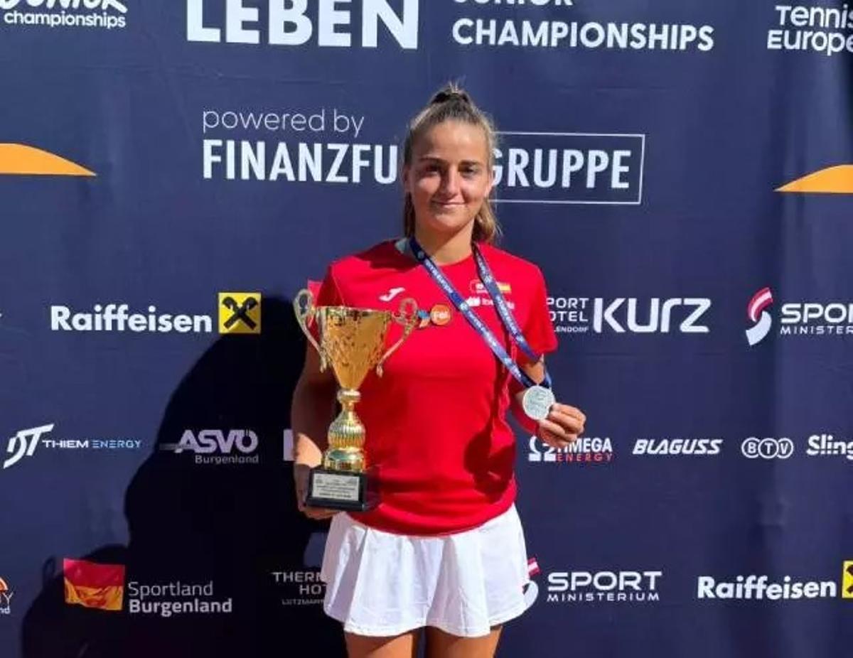 Charo Esquiva (Bigastro, Alicante, 18 años) es una de las grandes promesas del tenis valenciano y nacional.