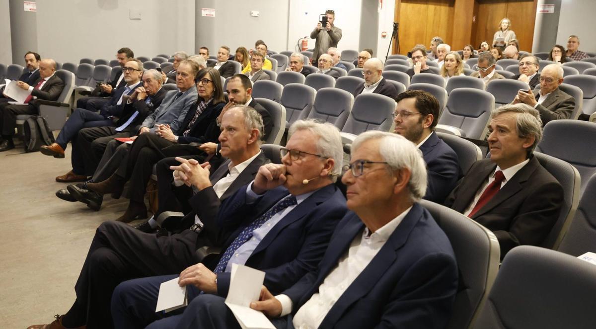 En primera fila, por la derecha, Miguel Mateos, Víctor Alonso, Javier Sáenz de Jubera, Ignacio Urbasos, Nieves Roqueñí, Félix Baragaño, Eduardo S. Morrondo, Carlos García, Luis Santos y Pedro González, en el salón de actos del recinto ferial Luis Adaro de Gijón.  | ÁNGEL GONZÁLEZ