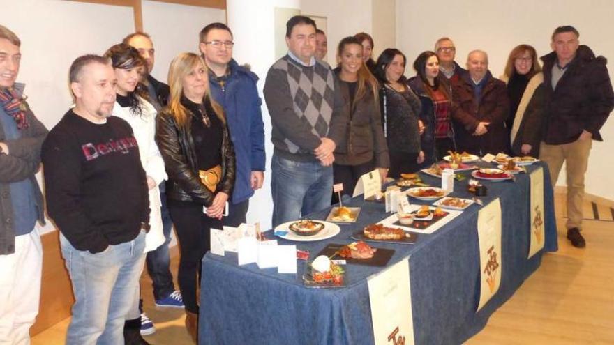 Los hosteleros de Llanera con el concejal de Turismo (en el centro).