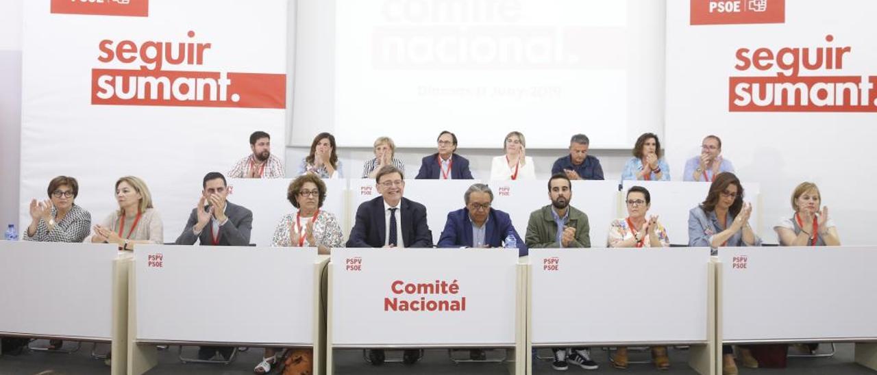 Caras muy serias ayer entre los dirigentes socialistas, salvo el sonriente Ximo Puig, durante la reunión del Comité Nacional del PSPV.