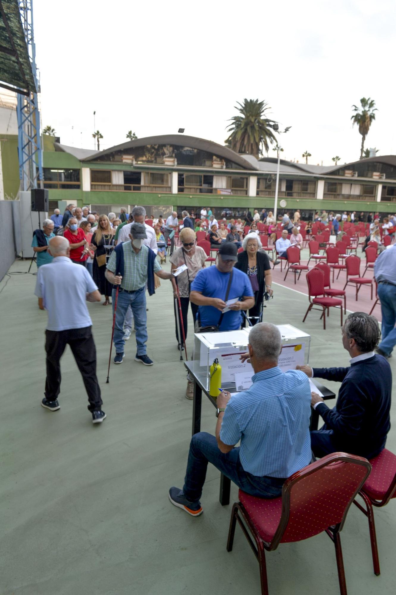 Los socios del Metropole votan la moción de censura