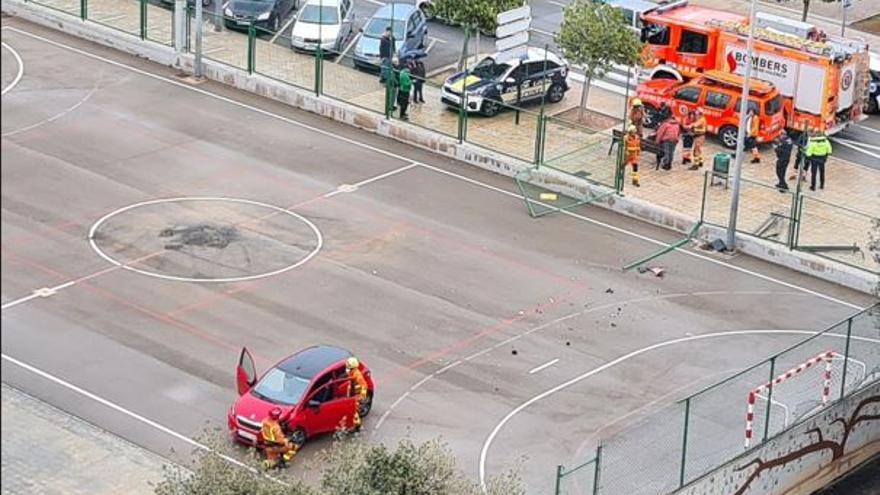 Un coche se estampa contra un colegio del Port de Sagunt y acaba en el patio