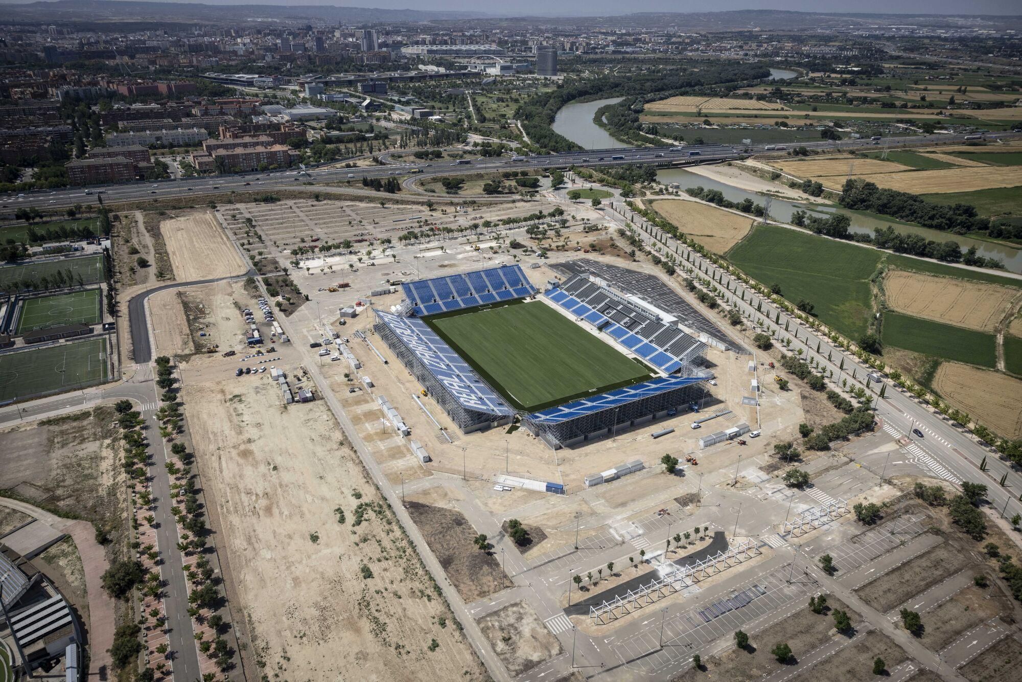 REPORTAJE AEREO CON LA POLICIA - VISTA AEREA DE ZARAGOZA - ESTADIO MODULAR DE LA ROMAREDA