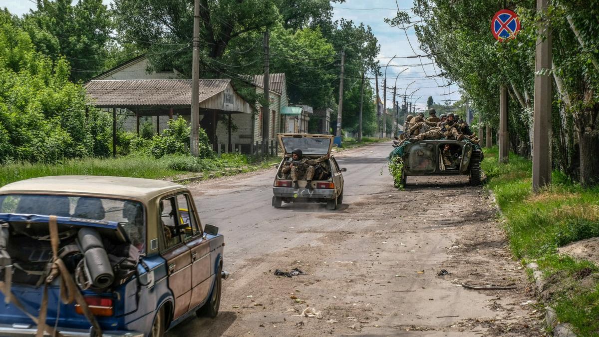 Soldados de Ucrania en la ciudad de Lisichansk.