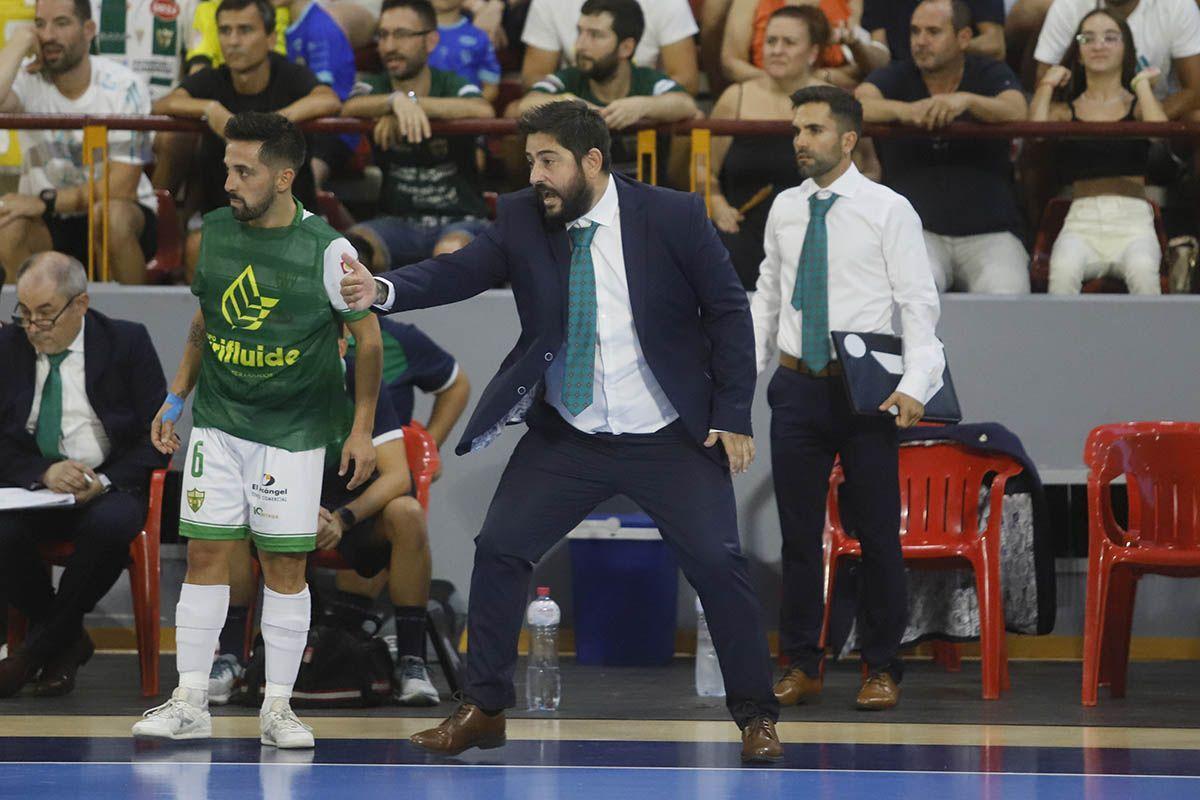 Josan González, junto al ex blanquiverde Jesulito, dando indicaciones durante el Córdoba Futsal - Noia del pasado ejercicio.