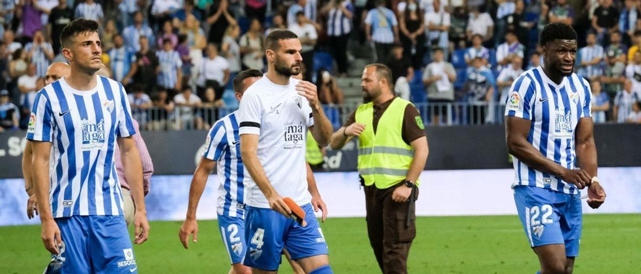 Lamentos de los jugadores tras el pitido final del Málaga CF - Burgos.