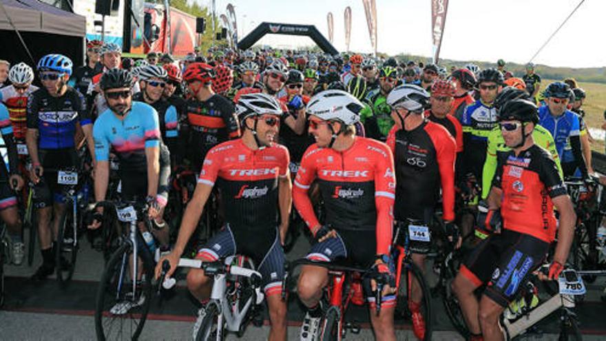 Más de mil ciclistas disfrutan con Alberto Contador en su Gran Fondo en Oliva