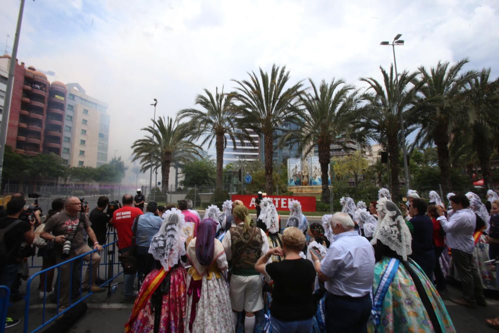 Primera mascletá de las Hogueras del 90 aniversario.