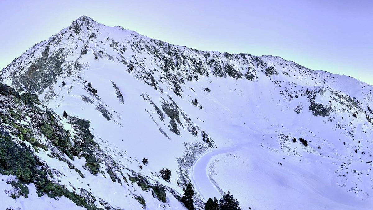 La montaña del Baciver no cuenta con suficiente nieve para garantizar la seguridad de los riders.
