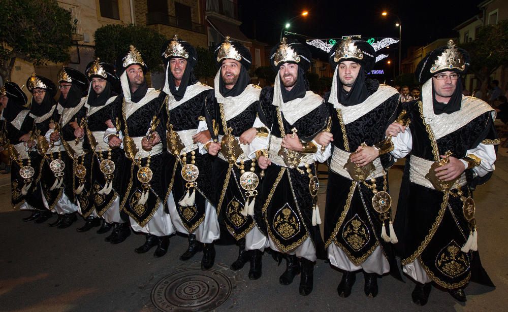 Los festeros tomaron ayer tarde el centro de Agost con una fastuosa Entrada Cristiana que llenó de música y fiesta las calles.