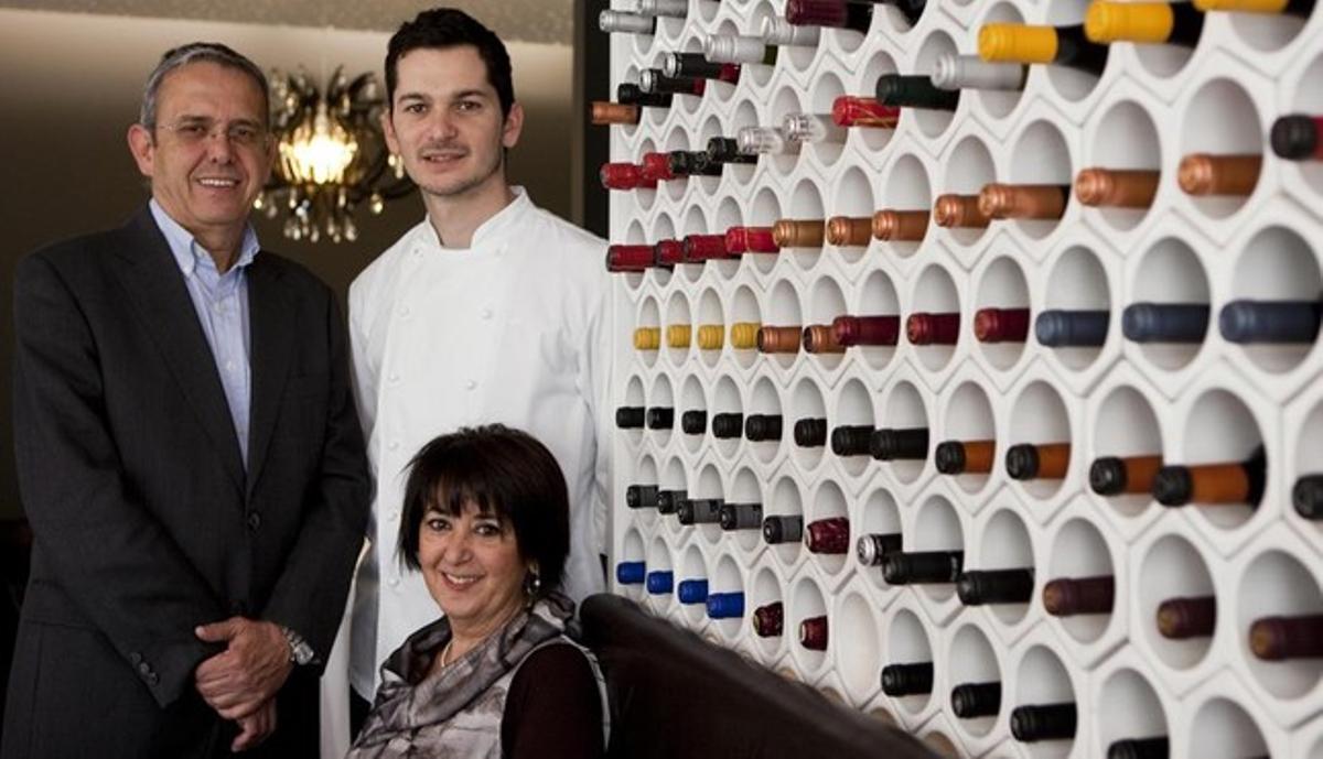 El chef de Tresmacarrons, Miquel Aldana, con sus padres, Miquel y Chelo.