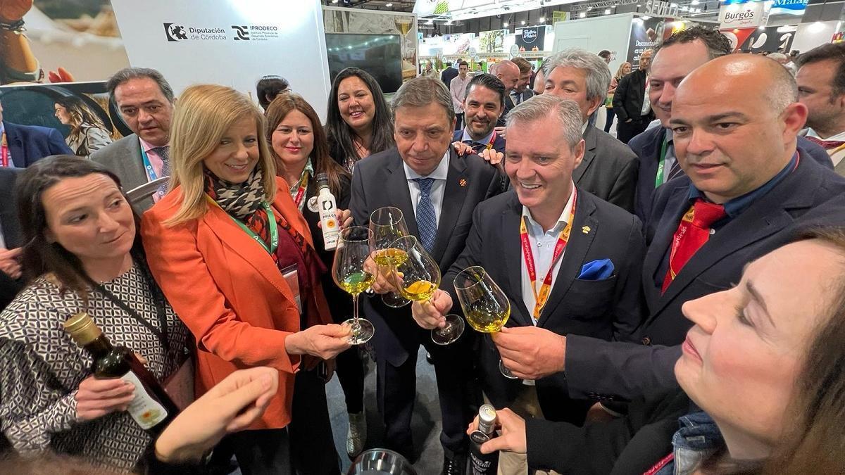 Brindis con el oro líquido de la denominación de origen del ministro de Agricultura, Luis Planas; la vicealcaldesa de Madrid, Begoña Villacís, Dolores Amo, vicepresidenta primera de la Diputación de Córdoba,  la directora general de Industria, Innovación y Cadena Alimentaria Cristina Toro, entre otras.