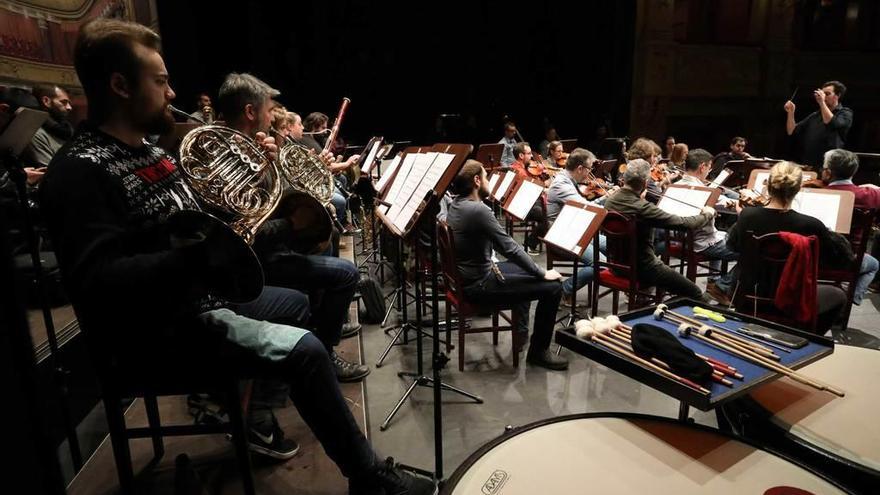 Ensayo de la Orquesta Sinfónica Ciudad de Avilés, con Iván Cuervo a la batuta, en el teatro Palacio Valdés.