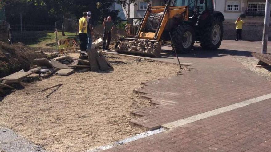 Retirada del adoquín en la plaza Fonte de Ramos. // FdV