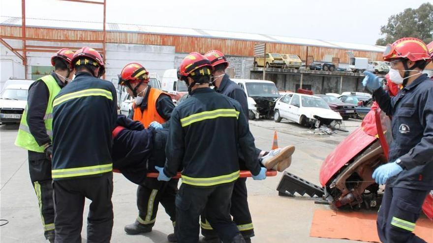 Rescatan con vida a un trabajador tras caer a un pozo de 12 metros en Moriles