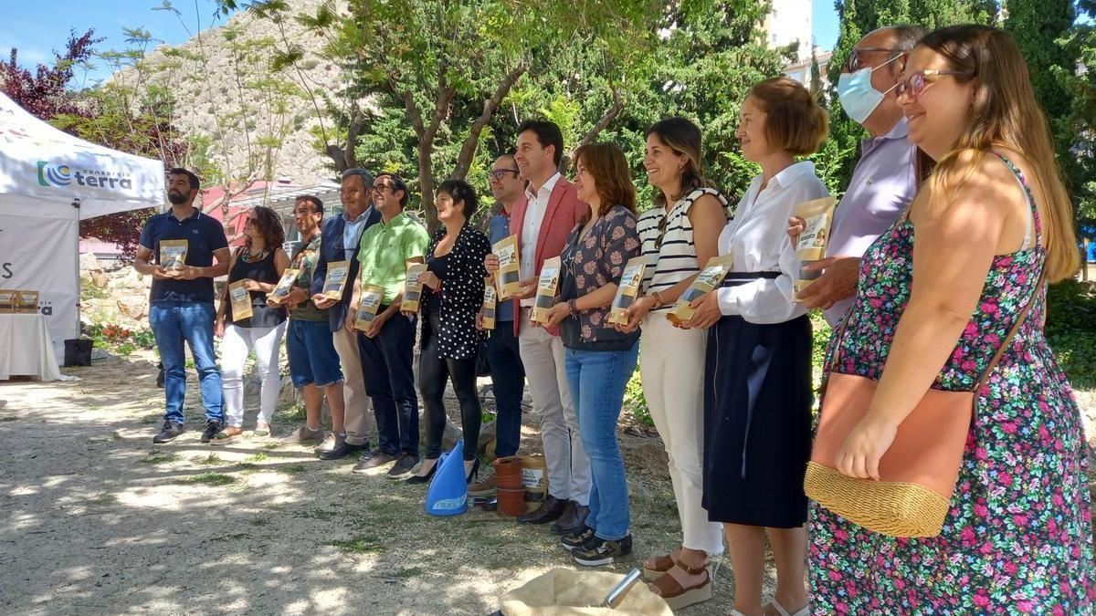 Asistentes al acto de presentación del compost celebrado en Xixona