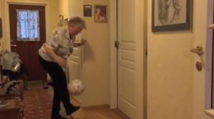 Una àvia de 90 anys donant tocs a la pilota.
