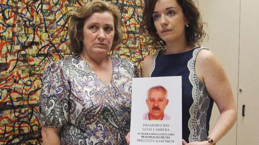 Mercedes Rivero y Sandra Carrera posan con el cartel del desaparecido Elías Carrera. // Iñaki Osorio