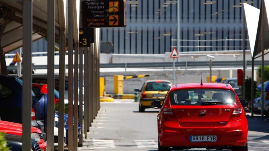 Aena construye un nuevo parking «express» frente al terminal de salidas de El Altet