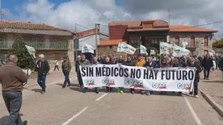 GALERÍA | Manifestación en Villardeciervos en defensa de la Sanidad