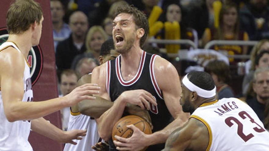 Gasol trata de defender un balón.