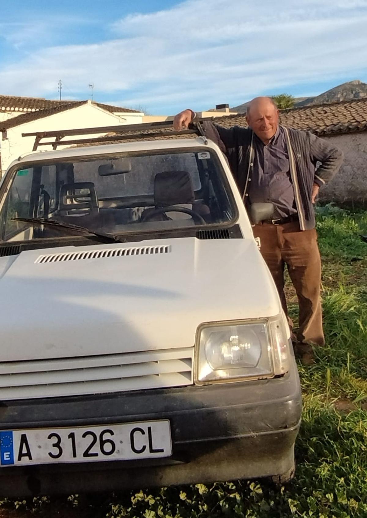 El vecino Domingo Noguera y su vehículo Seat Marbella 1994.