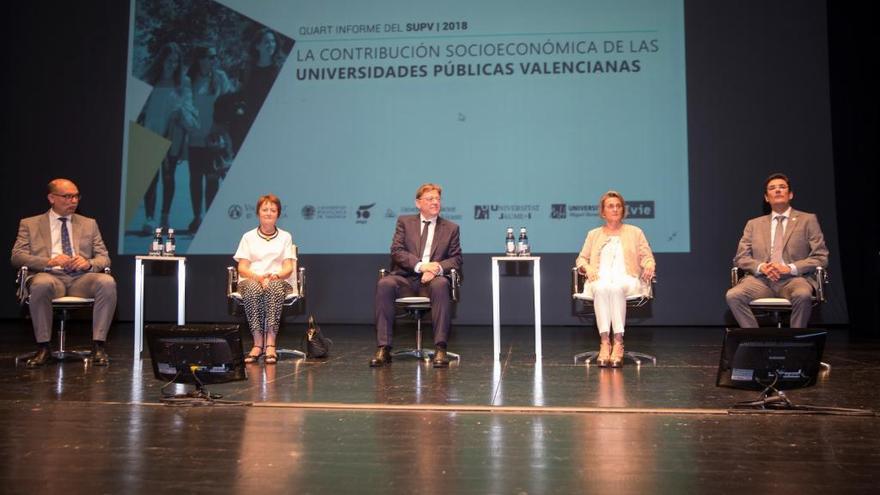 Puig, en el centro, junto a Manuel Palomar y Mavi Mestre (izqda.) y Eva Alcón y Francisco Mora (dcha.).