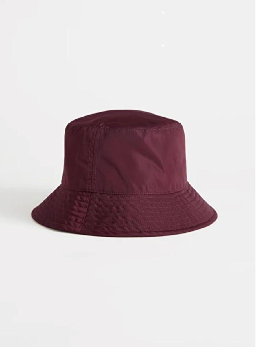 Gorro nylon de And other stories (precio: 25 euros)