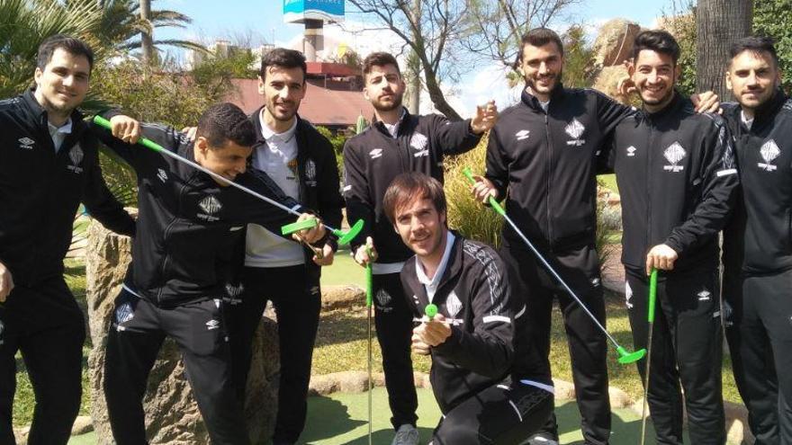 La plantilla del Palma Futsal se divierte jugando al minigolf