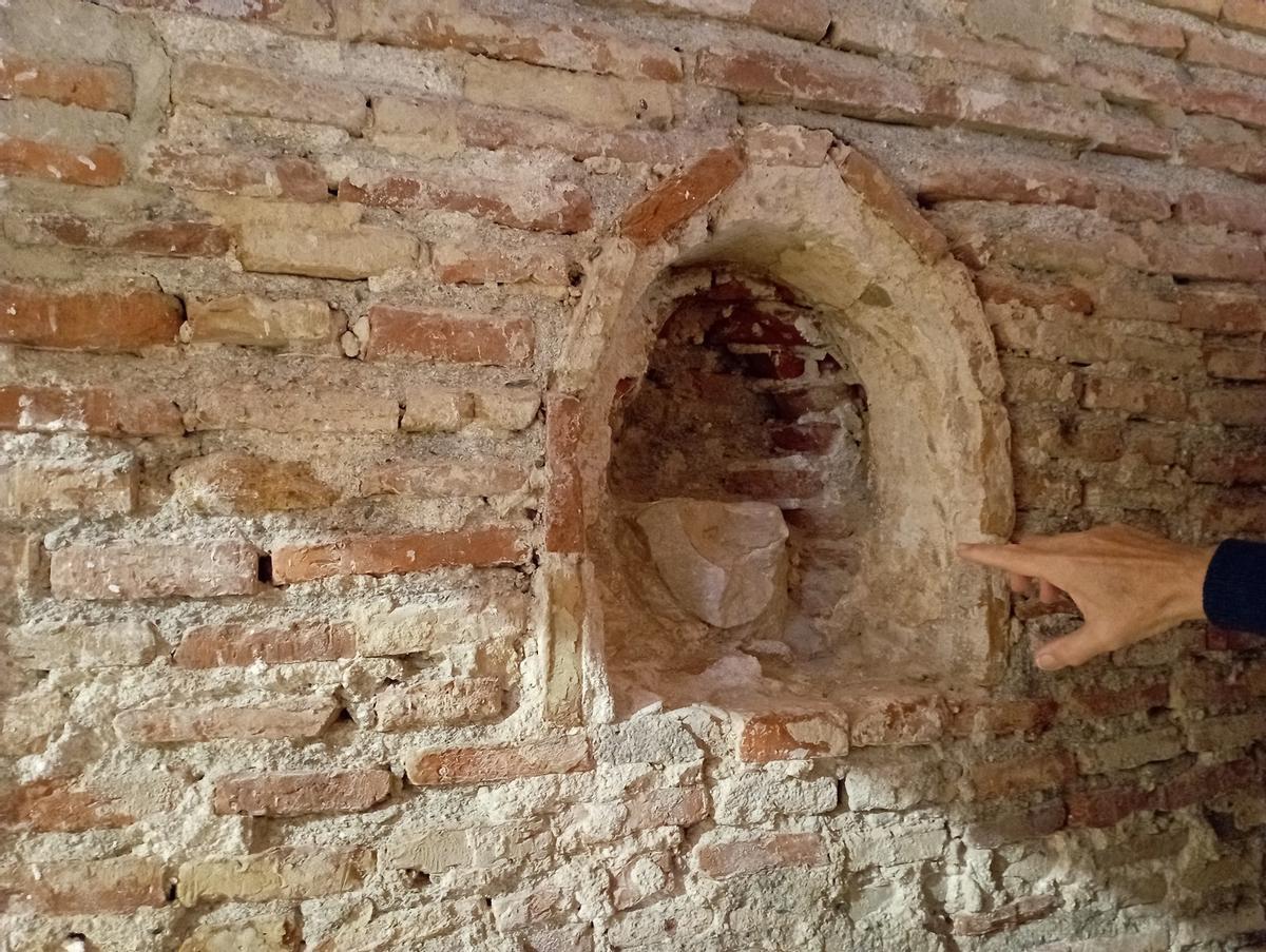 Antigua hornacina conventual en la entrada al refectorio.