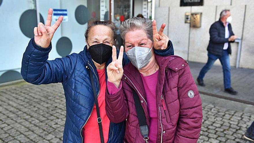 Chus y Loli, vecinas que coincidieron ayer en la cola de Expocoruña.   | // VÍCTOR ECHAVE