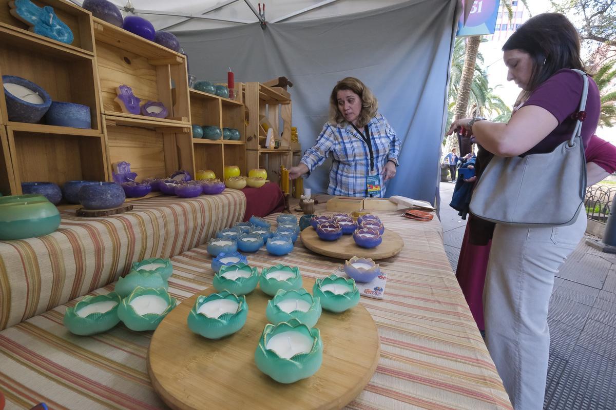 Susana González explica la elaboración de sus velas con ceras naturales.