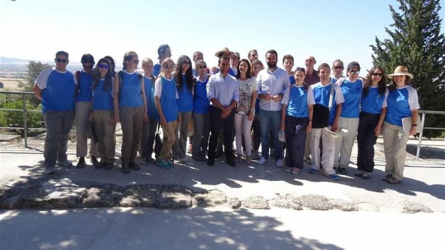 Jóvenes voluntarios participan en el Campo de Trabajo de Madinat al-Zahra