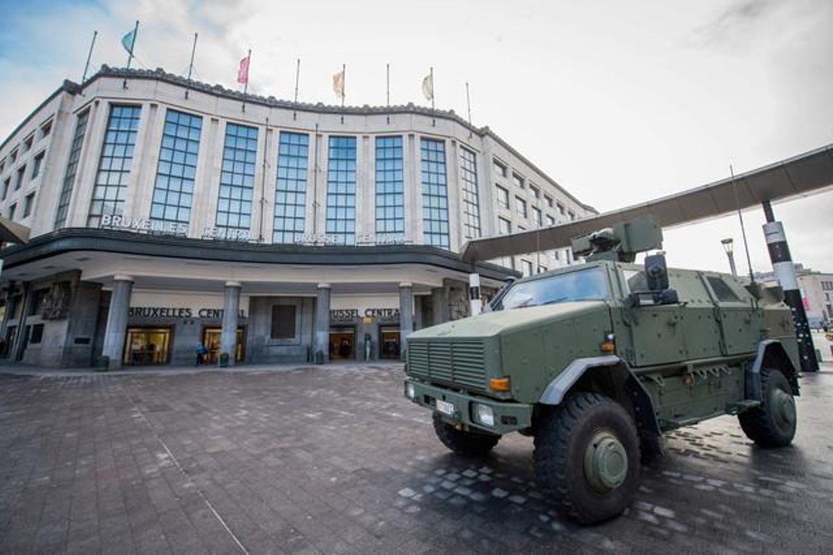Un camió militar estacionat davant l’estació central de Brussel·les, on totes les botigues estan tancades per l’amenaça terrorista.