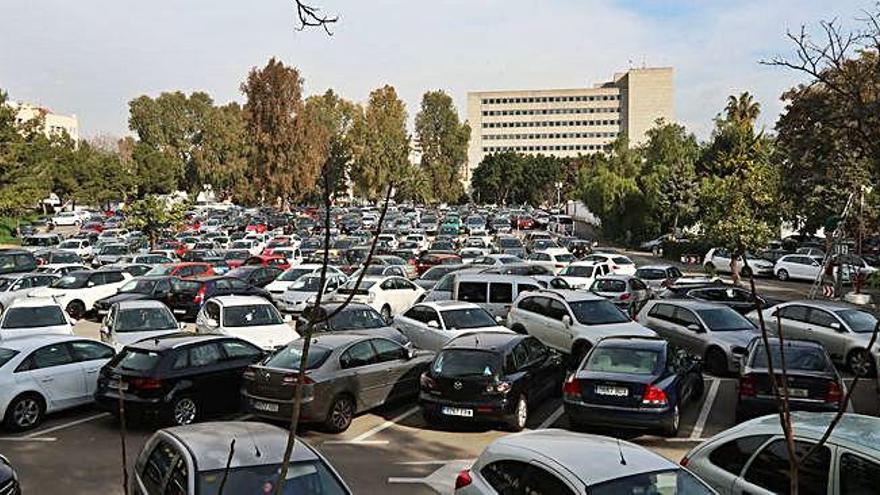 Aparcamientos del Hospital Civil donde irá ubicado el nuevo hospital.